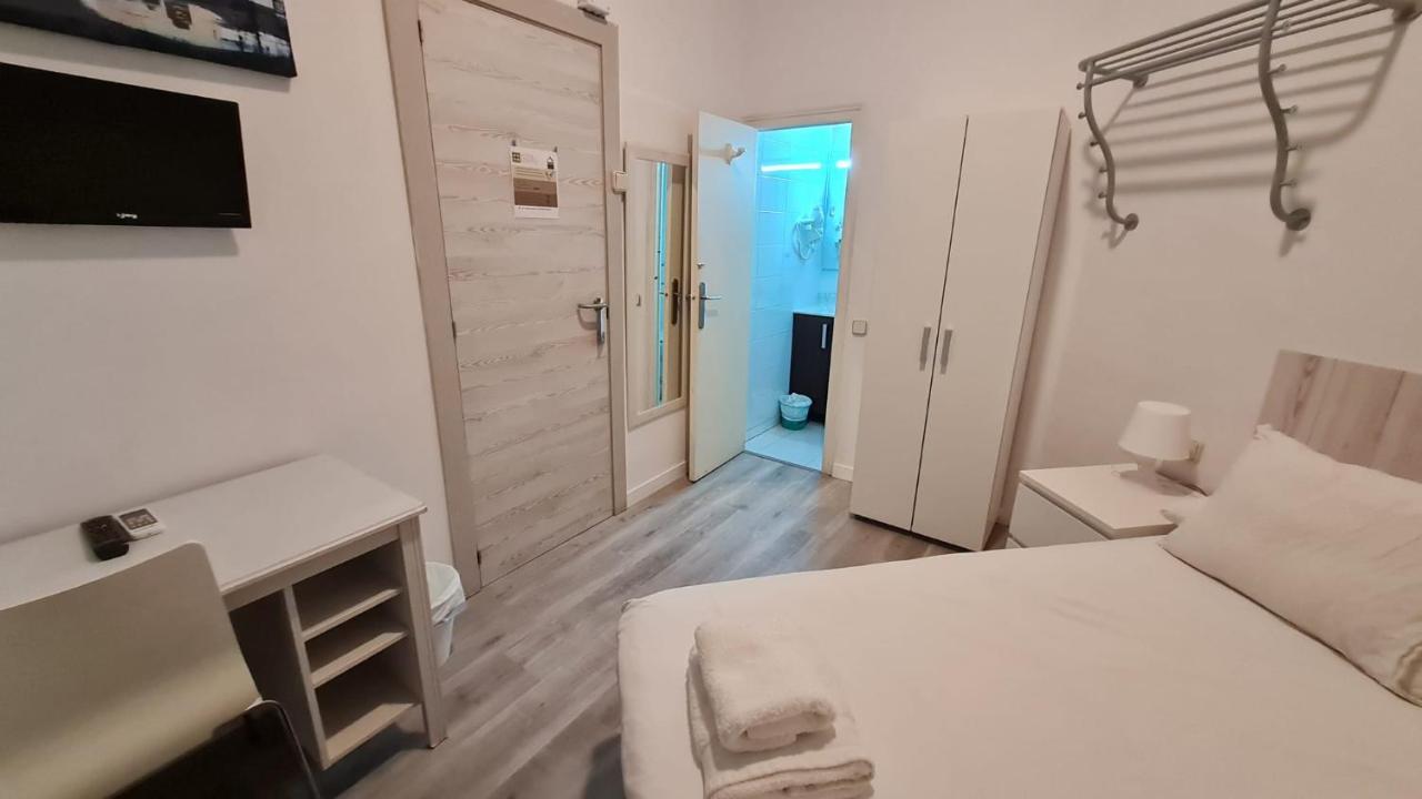 Hostal Eixample — Photos 1